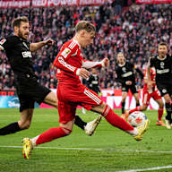 Lennart Karl dribbelt mit dem Ball im Bundesliga-Heimspiel des FC Bayern gegen den FC St. Pauli.