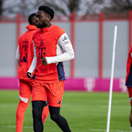 Alphonso Davies beim Warmlaufen im Training des FC Bayern vor dem Pokalspiel beim 1. FC Union Berlin