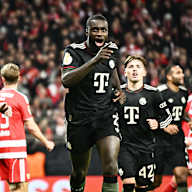 Dayot Upamecano läuft jubelnd während des Auswärtsspiels des FC Bayern im DFB-Pokal-Achtelfinale bei Union Berlin