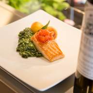 Hauptspeise - am Teller angerichtet, Kartoffeln, Lachs, Spinat - Flasche Wein