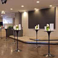 Bild aus der Sponsoren Lounge - Ansicht einiger Stehtische