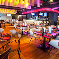 Säbener Lounge - niedrige 6er und 8er Tische, Sports Bar in der Säbener Lounge