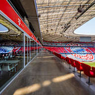 Business Club - Aussenansicht, aus dem Innenraum, auf dem Balkon zum Business Club