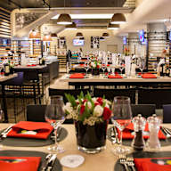 Franz Beckenbauer Lounge - eingedeckte Tisch, Bilder von Franz an der Wand, Bar 