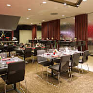 Foyer - mehrere Tische eingedeckt