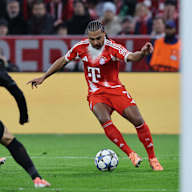 Serge Gnabry dribbelt im Spiel gegen Sporting