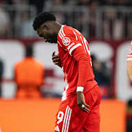 Alphonso Davies betritt nach seiner Einwechslung gegen Sporting den Platz
