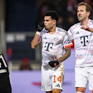 Luis Diaz jubelt nach dem 3:0 mit Daumen im Mund im Bundesliga-Spiel des FC Bayern in Heidenheim.