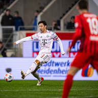 Hiroki Ito am Ball im Bundesliga-Spiel des FC Bayern in Heidenheim.