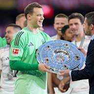 Der FC Bayern bejubelt den Gewinn der Deutschen Meisterschaft 2025 auf dem Rasen der Allianz Arena.