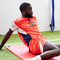 Dayot Upamecano dehnt sich im Leistungszentrum vor dem Trainingsstart des FC Bayern im Jahr 2026.