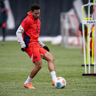 Raphael Guerreiro spielt einen Pass im Training des FC Bayern