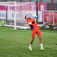 Raphael Guerreiro stoppt einen Ball mit der Brust  im Training des FC Bayern