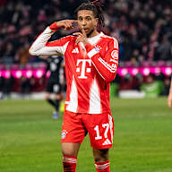 Michael Olise jubelt nach dem 7:1 im Bundesliga-Spiel des FC Bayern gegen den VfL Wolfsburg