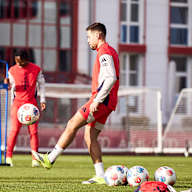 Raphael Guerreiro lupft den Ball zu Michael Olise im Training des FC Bayern vor dem Bundesliga-Spiel beim 1. FC Köln