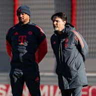 Vincent Kompany und Walter Gfrerer beobachten das Training des FC Bayern