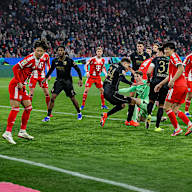 Arthur Chavers trifft zum 1:1-Ausgleich während des Heimspiels des FC Bayern in der Bundesliga gegen den FC Augsburg