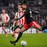 Michael Olise in Schwarz im Champions League-Spiel des FC Bayern bei PSV Eindhoven