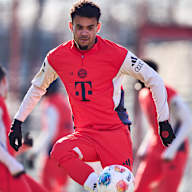 Luis Diaz jongliert den Ball im Abschlusstraining des FC Bayern vor dem Spiel beim Hamburger SV