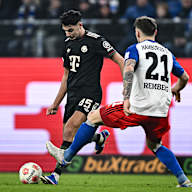 Aleksandar Pavlović mit Ball am Fuß während des Gastspiels des FC Bayern in der Bundesliga beim Hamburger SV