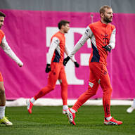 Spieler des FC Bayern laufen sich im Training warm