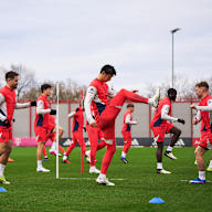 Gruppe von Spielern beim Warmlaufen im Abschlusstraining des FC Bayern vor dem Pokalviertelfinale gegen RB Leipzig