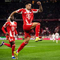 Luis Díaz in Rot im DFB-Pokal-Viertelfinale gegen RB Leipzig.