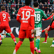 Leon Goretzka trifft zum 3:0 während des Bundesliga-Gastspiels des FC Bayern beim SV Werder Bremen