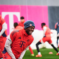 Alphonso Davies und Michael Olise lachen im Training des FC Bayern