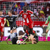 Dayot Upamecano dribbelt mit dem Ball im Bundesliga-Heimspiel des FC Bayern gegen Eintracht Frankfurt.