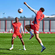 Jamal Musiala und Nicolas Jackson in Orange im Abschlusstraining vor Dortmund.