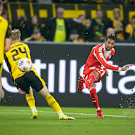 Michael Olise schießt aufs Tor während des Bundesliga-Topsspiels des FC Bayern bei Borussia Dortmund