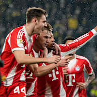 Josip Stanišić und Joshua Kimmich jubeln während des Bundesliga-Topsspiels des FC Bayern bei Borussia Dortmund