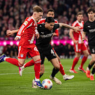 Lennart Karl dribbelt mit dem Ball im Bundesliga-Spiel des FC Bayern gegen Borussia Mönchengladbach.
