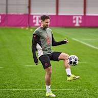 Raphael Guerreiro jongliert den Ball im Abschlusstraining des FC Bayern vor dem Champions League-Achtelfinale in Bergamo