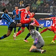 Jamal Musiala schießt den Ball zum 6:0 ins Tor im Hinspiel des FC Bayern bei Atalanta Bergamo im Champions League Achtelfinale
