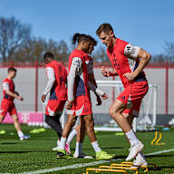 Josip Stanisic bei Laufübungen im Abschlusstraining des FC Bayern vor dem Spiel in Leverkusen