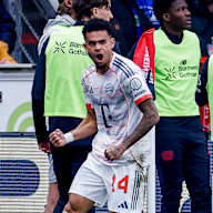 Luis Diaz ballt die Fäuste an der Eckfahne nach dem 1:1 im Bundesliga-Spiel des FC Bayern bei Bayer 04 Leverkusen