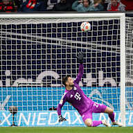 Sven Ulreich schaut dem Schuss zum 0:1 hinterher im Bundesliga-Spiel des FC Bayern bei Bayer 04 Leverkusen