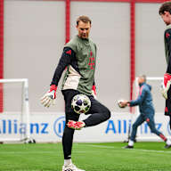 Manuel Neuer jongliert mit Ball im Abschlusstraining des FC Bayern vor dem Achtelfinal-Rückspiel in der Champions League gegen Atalanta Bergamo