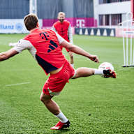 Harry Kane spielt den Ball volley zu Konrad Laimer im Abschlusstraining des FC Bayern vor dem Heimspiel gegen Union Berlin