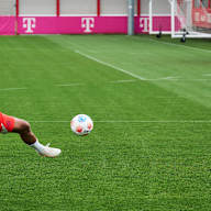 Serge Gnabry passt den Ball in einer Trainingseinheit des FC Bayern.