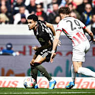 Luis Díaz im Zweikampf mit Blick nach vorne während des Gastspiels des FC Bayern in der Bundesliga beim SC Freiburg