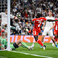 Dayot Upamecano mit der Chance zur Führung während des Viertelfinal-Hinspiels des FC Bayern bei Real Madrid