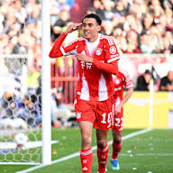 Jamal Musiala und deutet auf seine Stirn nach seinem 1:0 im Bundesliga-Spiel des FC Bayern beim FC St. Pauli