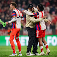 Vincent Kompany umarmt Serge Gnabry nach dem 4:3-Sieg im im Champions League-Viertelfinale zwischen dem FC Bayern und Real Madrid