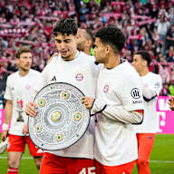 Die Mannschaft feiert die Deutsche Meisterschaft nach dem Heimsieg gegen den VfB Stuttgart