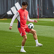 Manuel Neuer läuft im gelben Leibchen im Training des FC Bayern