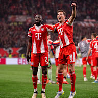 Dayot Upamecano und Leon Goretzka jubeln nach dem DFB-Pokal-Halbfinale des FC Bayern bei Bayer 04 Leverkusen.