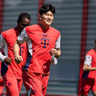 Mnínjae Kim lächelt im Abschlusstraining des FC Bayern vor dem Bundesliga-Spiel in Mainz